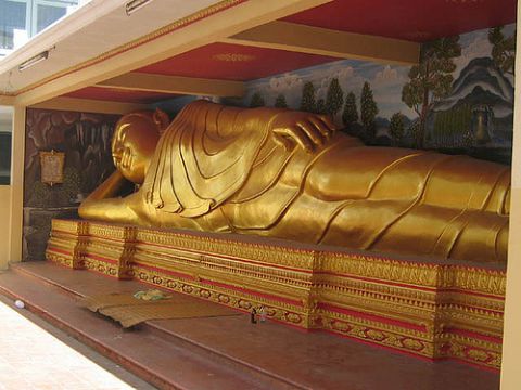 Лежащий Будда 